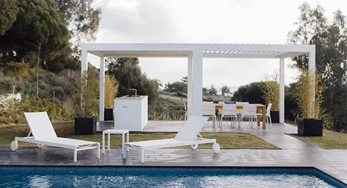 Pergola bioclimatique à lames orientables - Côté Pergola