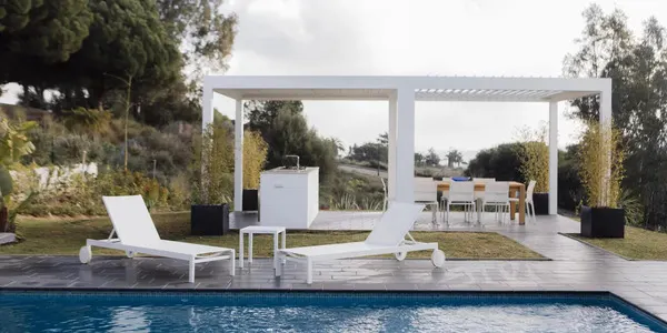 Pergola bioclimatique à lames orientables - Côté Pergola