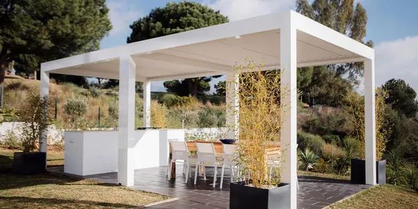 Pergola bioclimatique à lames orientables blanche - Côté Pergola